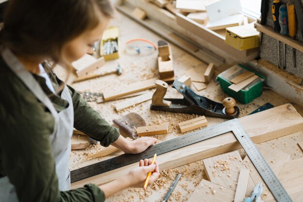 Zuversichtlich Handwerkerin in Arbeit eingewickelt