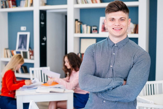 Zuversichtlich junger Mann in der Bibliothek