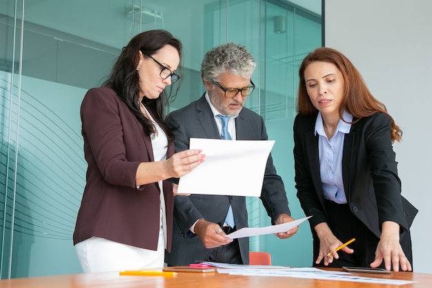 Zuversichtlich Mitarbeiter diskutieren gemeinsam Projekt