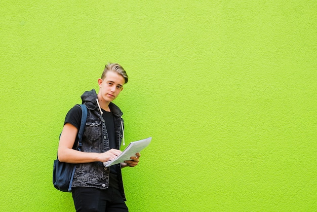 Zuversichtlicher Mann mit Studien