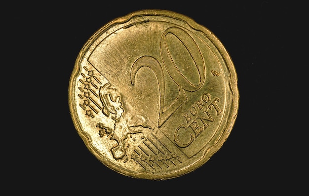 Zwanzig-euro-cent-münze nahaufnahme foto auf schwarzem hintergrund