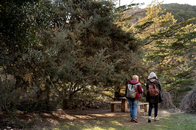 Zwei ältere Frauen genießen eine Wanderung in der Natur