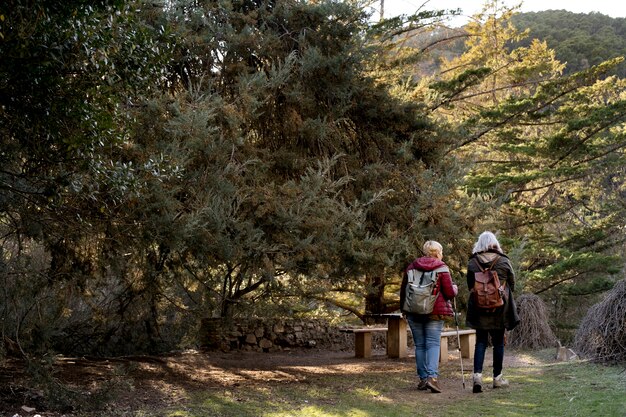 Zwei ältere Frauen genießen eine Wanderung in der Natur