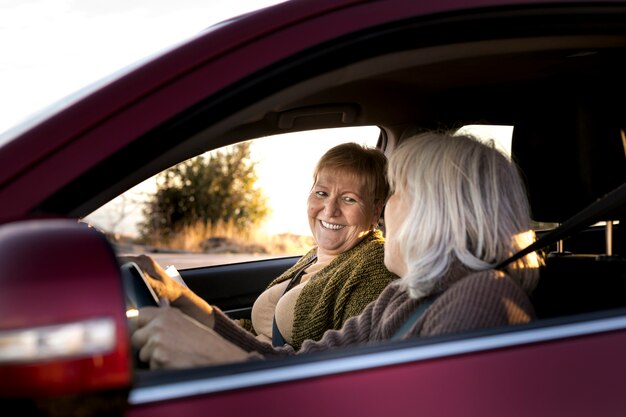 Zwei ältere Frauen im Auto fahren und unternehmen ein Abenteuer in der Natur