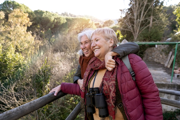 Zwei ältere Freundinnen genießen eine gemeinsame Wanderung in der Natur