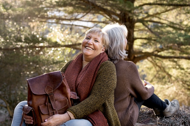 Kostenloses Foto zwei ältere freundinnen genießen eine gemeinsame wanderung in der natur