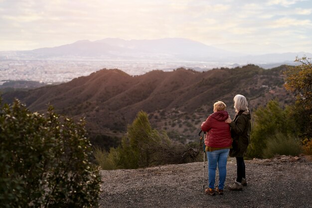 Zwei ältere Freundinnen genießen eine gemeinsame Wanderung in der Natur
