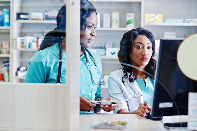 Zwei afroamerikanische Apotheker, die in einer Drogerie in der Krankenhausapotheke arbeiten. Afrikanische Gesundheitsversorgung