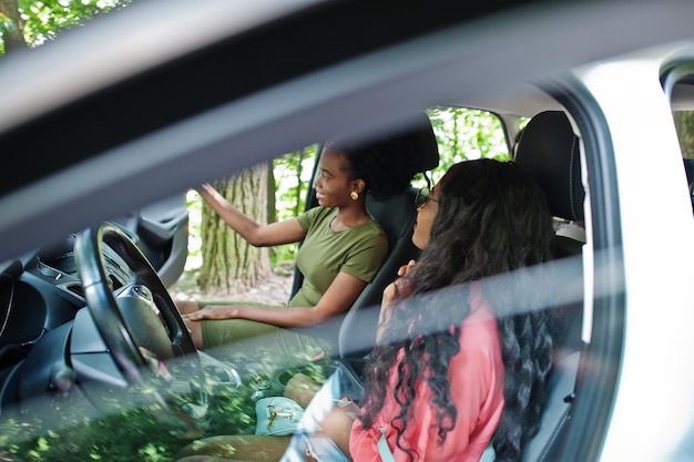 Zwei afroamerikanische Freundinnen haben Spaß im Auto