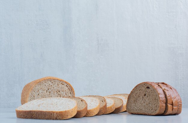 Zwei Arten von Brotscheiben auf Marmorhintergrund. Hochwertiges Foto