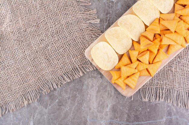 Zwei Arten von Chips auf Marmoroberfläche. Foto in hoher Qualität