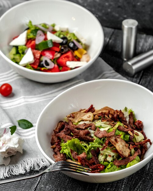 Zwei Arten von Salat auf dem Tisch