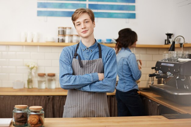 Zwei Baristas arbeiten an der Bartheke im Café.