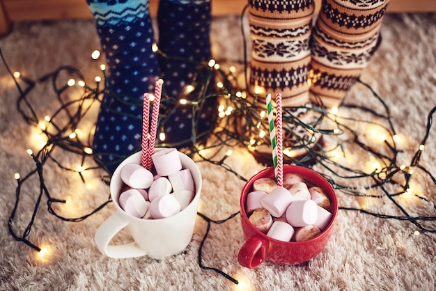 Kostenloses Foto zwei becher mit heißer schokolade und marshmallow auf teppich