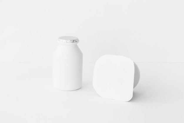 Zwei Behälter mit Joghurt