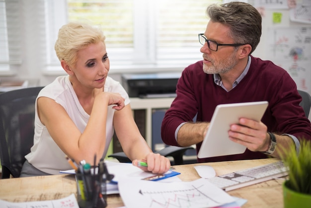 Zwei beschäftigte Arbeiter in einem modernen Büro