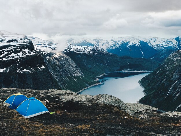 Zwei blaue Zelte stehen vor einer wunderschönen Aussicht auf die Berge