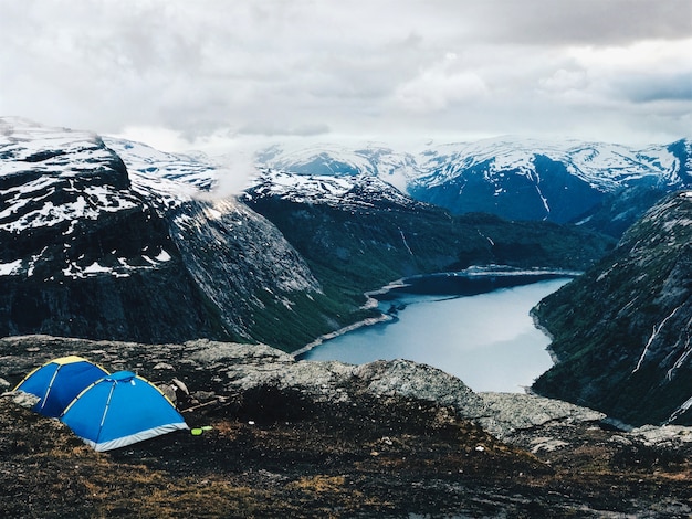 Zwei blaue Zelte stehen vor einer wunderschönen Aussicht auf die Berge