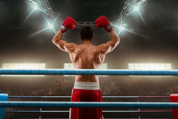 Zwei Boxer kämpfen auf einem professionellen Boxring