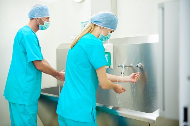 Zwei Chirurgen waschen sich die Hände