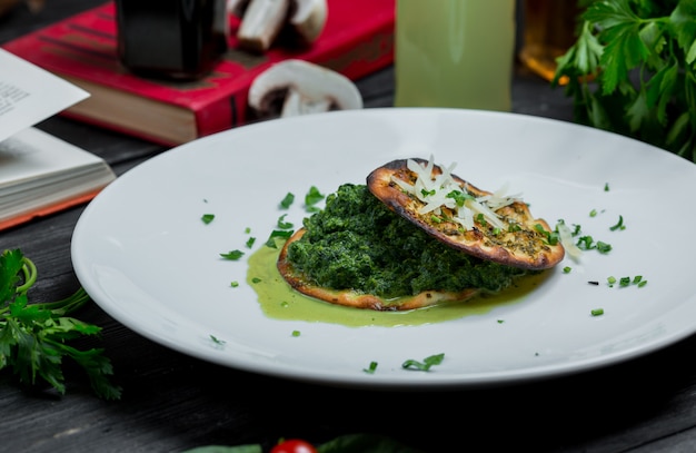 Zwei Cracker mit Pesto-Sauce dazwischen