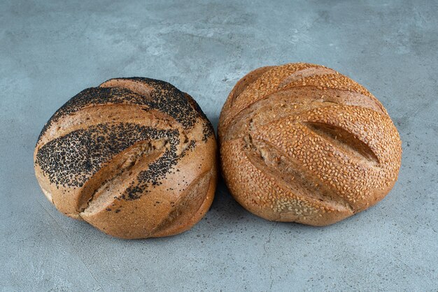 Zwei duftendes Brot auf Marmor.