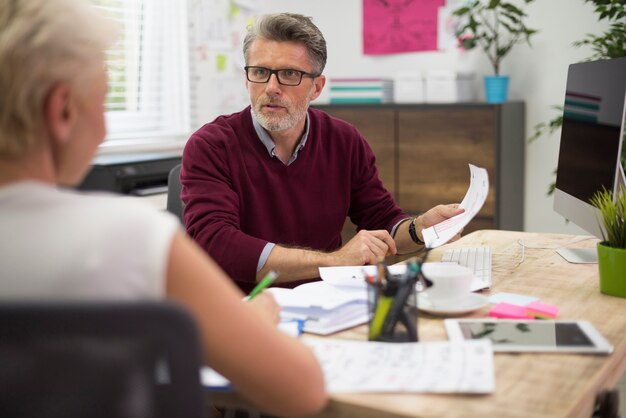 Kostenloses Foto zwei eigentümer arbeiten im büro zusammen