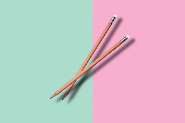 Zwei ein Bleistift auf colore Hintergrund