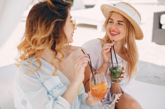 Zwei elegante Mädchen in einem Resort