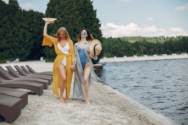Zwei elegante Mädchen in einem Resort