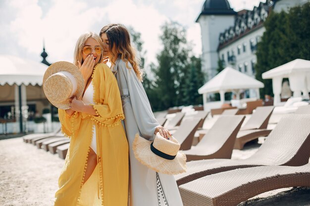 Zwei elegante Mädchen in einem Resort
