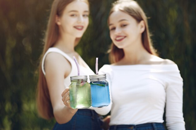 Zwei elegante und stilvolle Mädchen in einem Frühlingspark