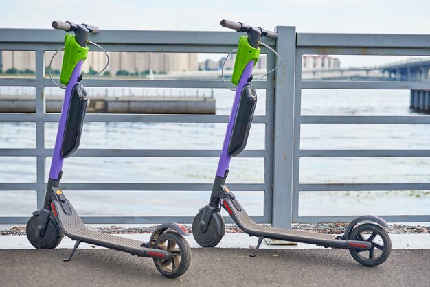Nahaufnahme von elektrorollern geparkt in der nähe des ...