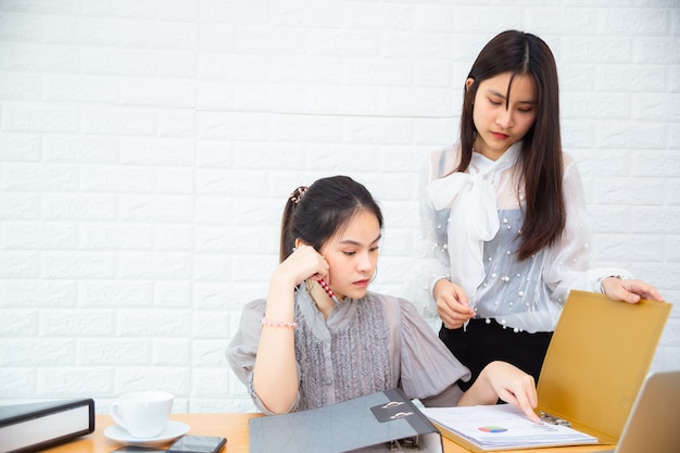 Zwei Frauen arbeiten im Büro