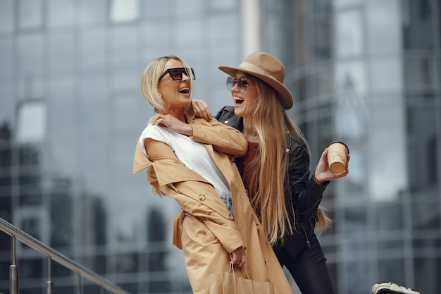 Zwei Frauen, die in einer Herbststadt stehen