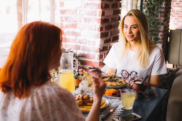 Zwei Frauen essen im Restaurant zu Mittag