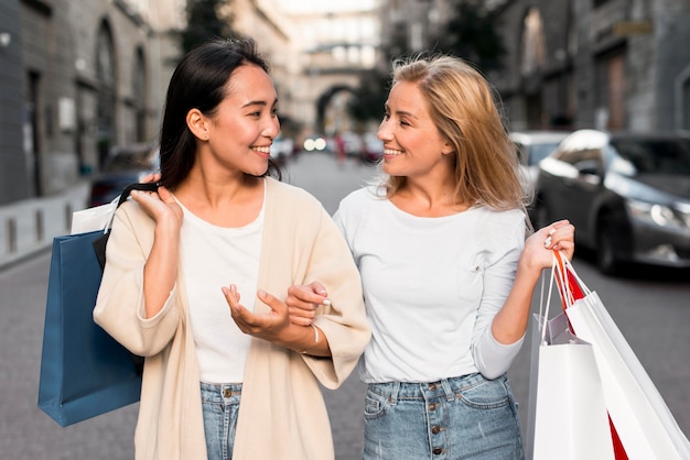 Zwei Frauen in der Stadt gehen einkaufen
