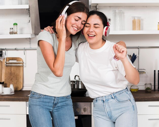 Zwei Frauen singen Musik über Kopfhörer