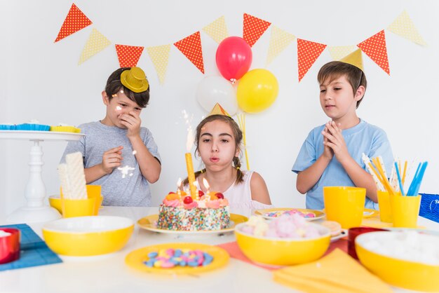 Zwei Freunde, die zu Hause den Geburtstag ihres Freundes feiern