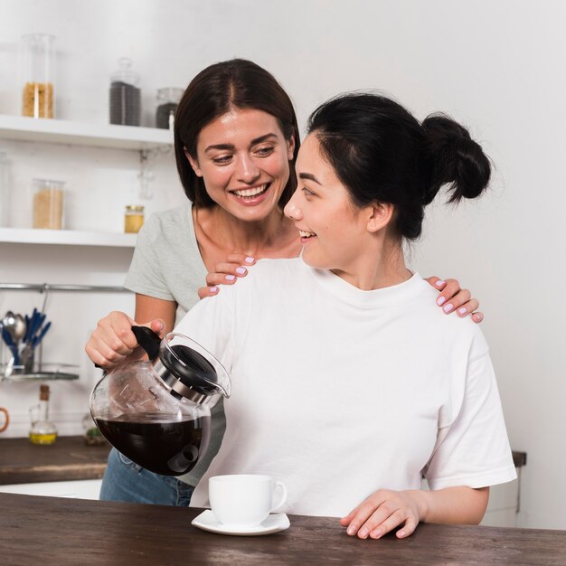 Zwei Freunde, die zu Hause zusammen Kaffee trinken