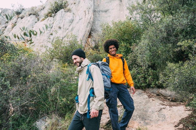 Zwei Freunde, die zusammen wandern