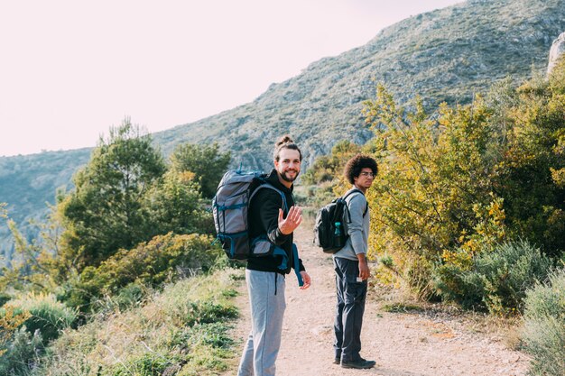 Zwei Freunde, die zusammen wandern