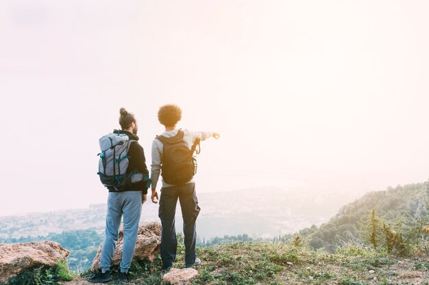 Zwei Freunde, die zusammen wandern