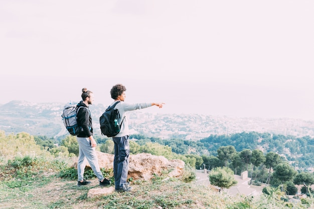 Zwei Freunde, die zusammen wandern