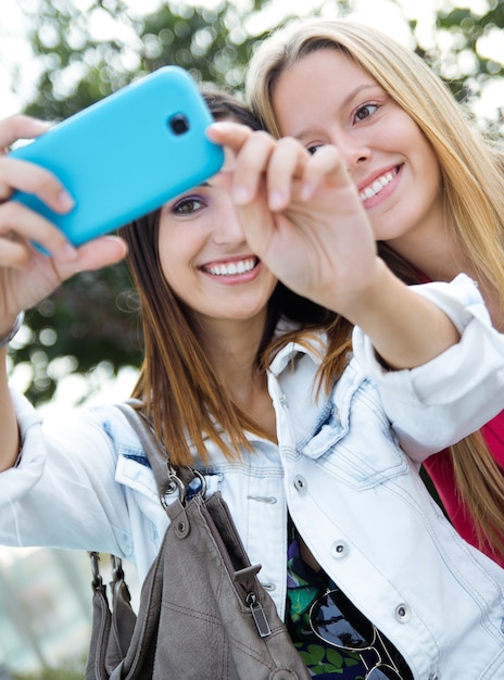 Zwei Freunde fotografieren mit einem Smartphone