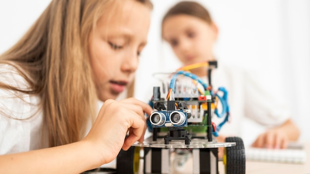 Zwei freunde machen wissenschaftliche experimente