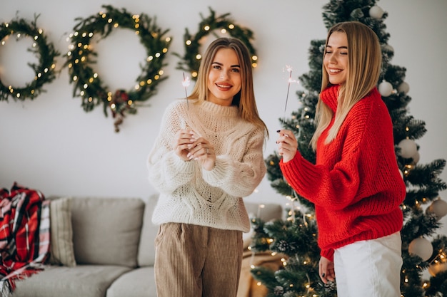 Zwei freundinnen, die weihnachten feiern