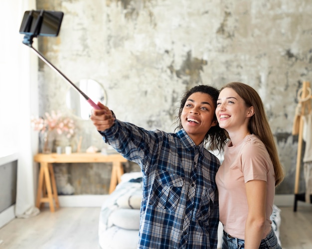 Zwei Freundinnen machen zu Hause ein Selfie