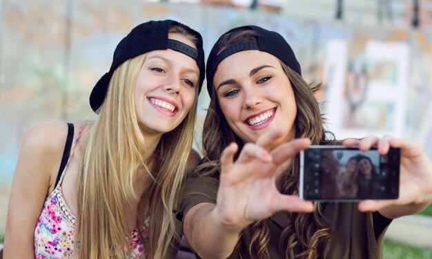 Zwei freundliche Frauen tun Selbst Potrait