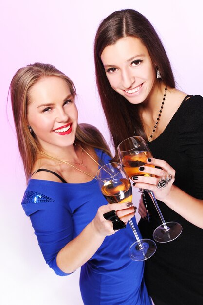 Zwei fröhliche Freundinnen mit bunten Cocktails